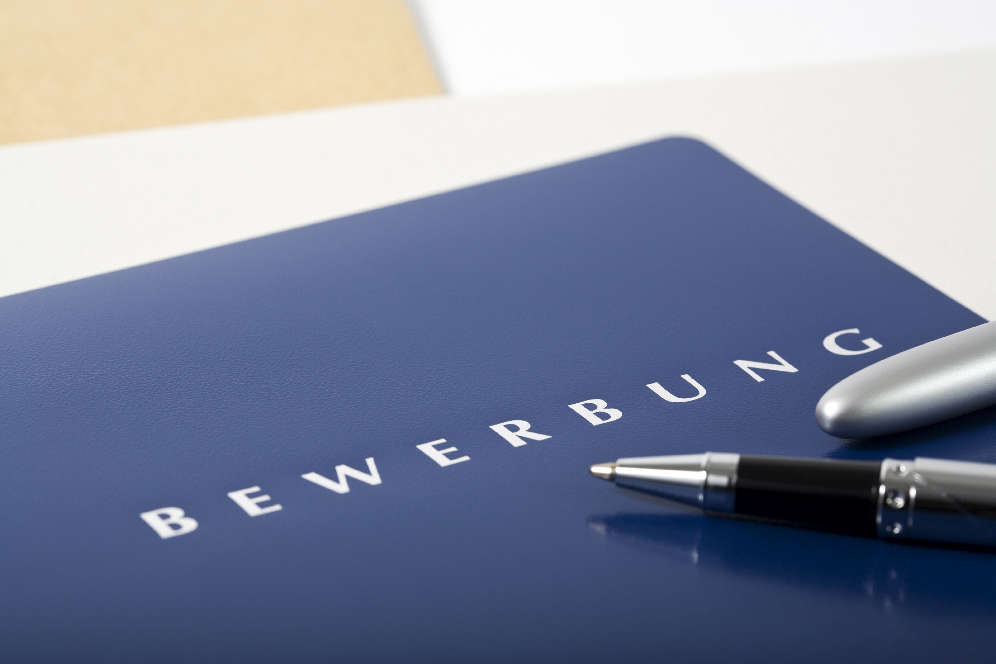Bewerbungsmappe mit Kugelschreiber
