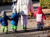 Kindergarten Erzieherin mit kleinen Kindern