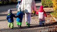 Kindergarten Erzieherin mit kleinen Kindern Kindergarten Erzieherin mit kleinen Kindern
