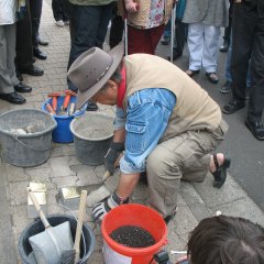 Bilder der ersten Stolpersteinverlegung am 12.05.2012