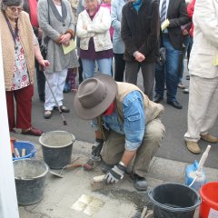 Bilder der ersten Stolpersteinverlegung am 12.05.2012